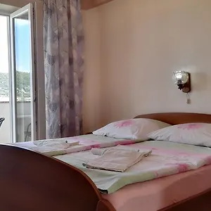 https://ljubica-apartments.primorje-gorskikotar.com
